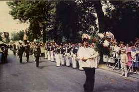 Fahnengruppe-1985-Parade[1]
